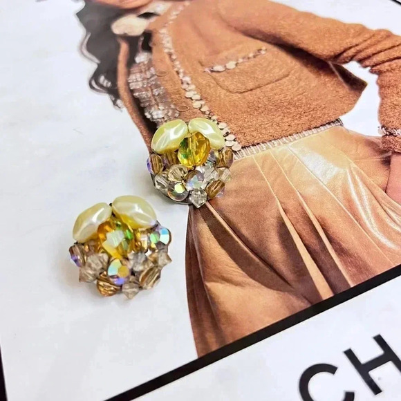 Vintage 1950’s Clip On Earrings - Picture 1 of 2